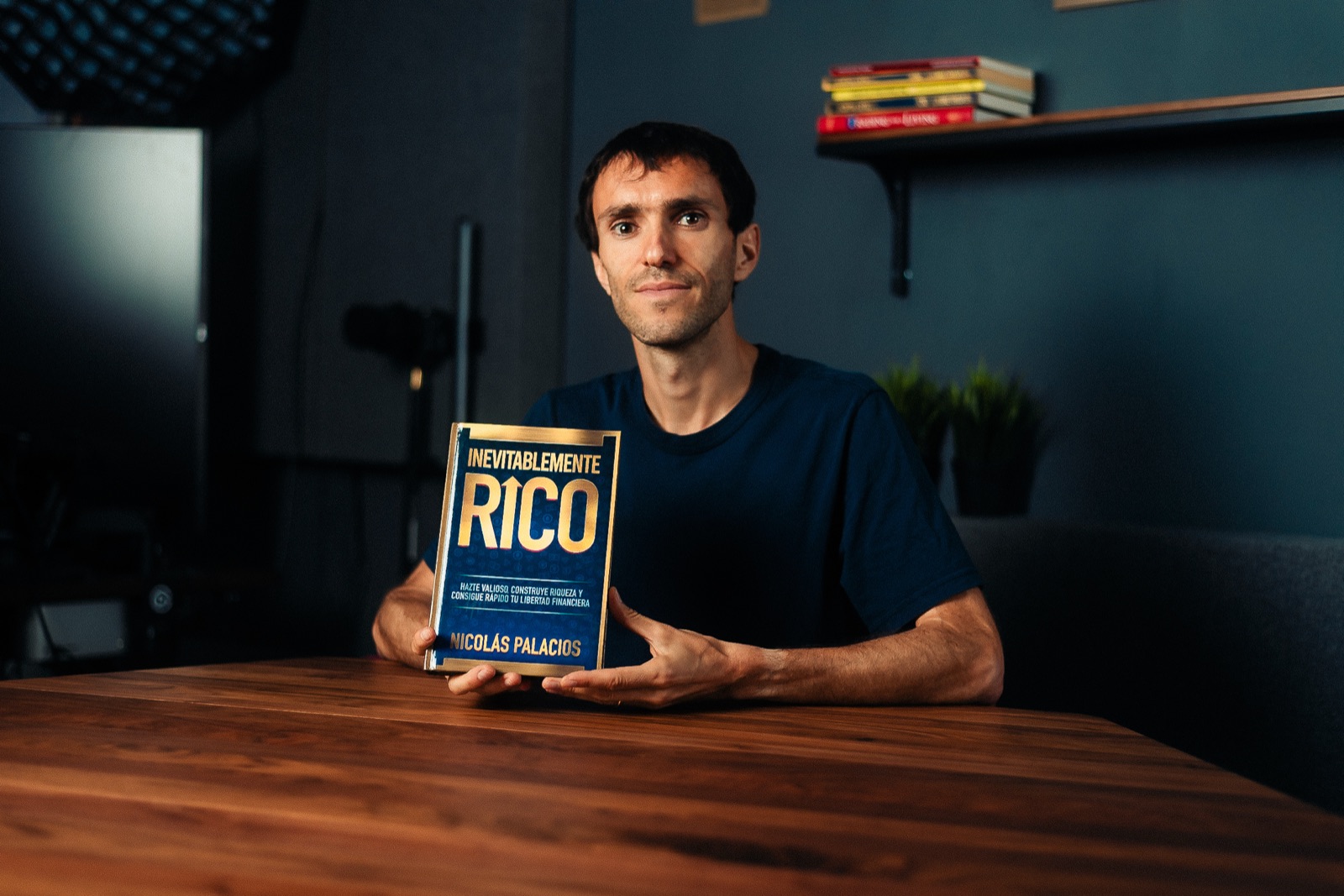 Nicolás Palacios con su libro Inevitablemente Rico